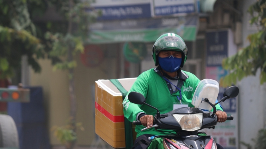 Dịch vụ giao hàng-nhiều nguy cơ tiềm ẩn mất an toàn giao thông